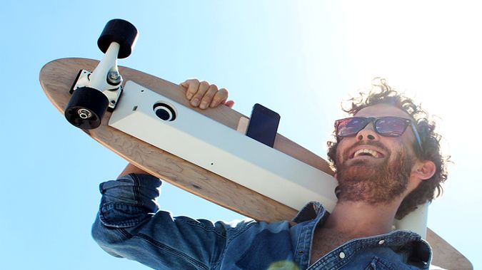 Chargeboard - jedź i twórz energię. Deskorolka naładuje smartfona i puści muzykę 1