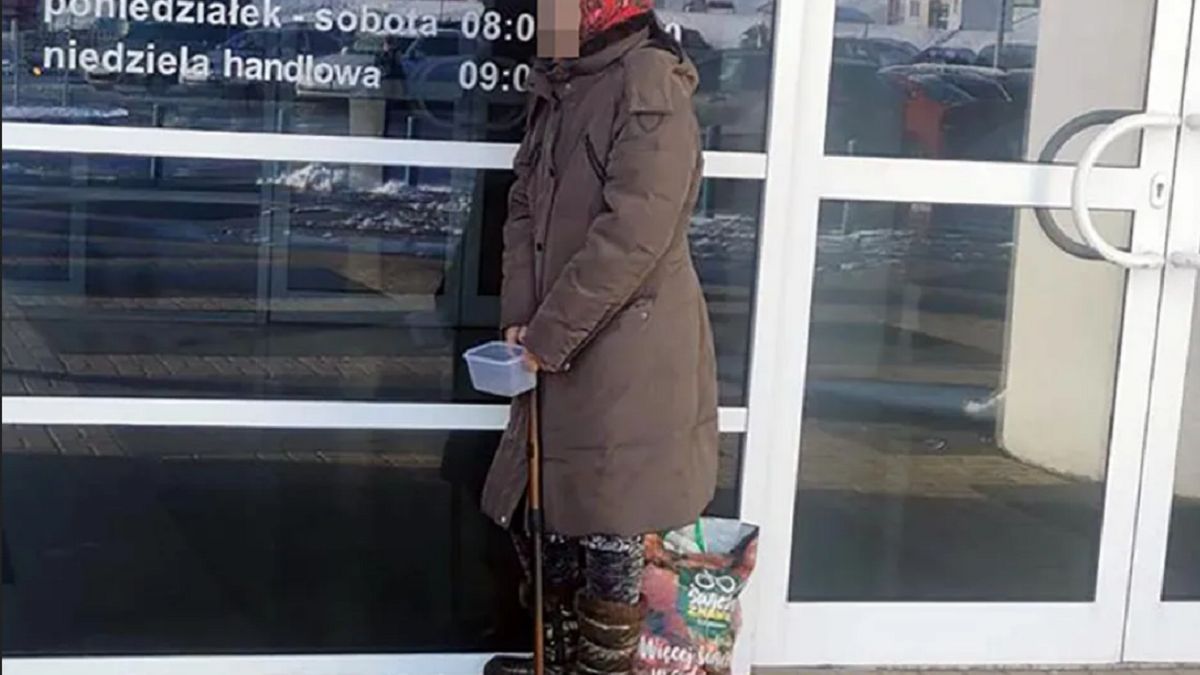 Zielona Góra. Staruszka żebrze pod Auchan. "Tu coś wyraźnie śmierdzi"