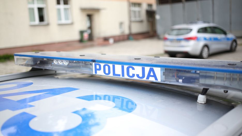 Warszawa. Policjant wjechał w drzewo