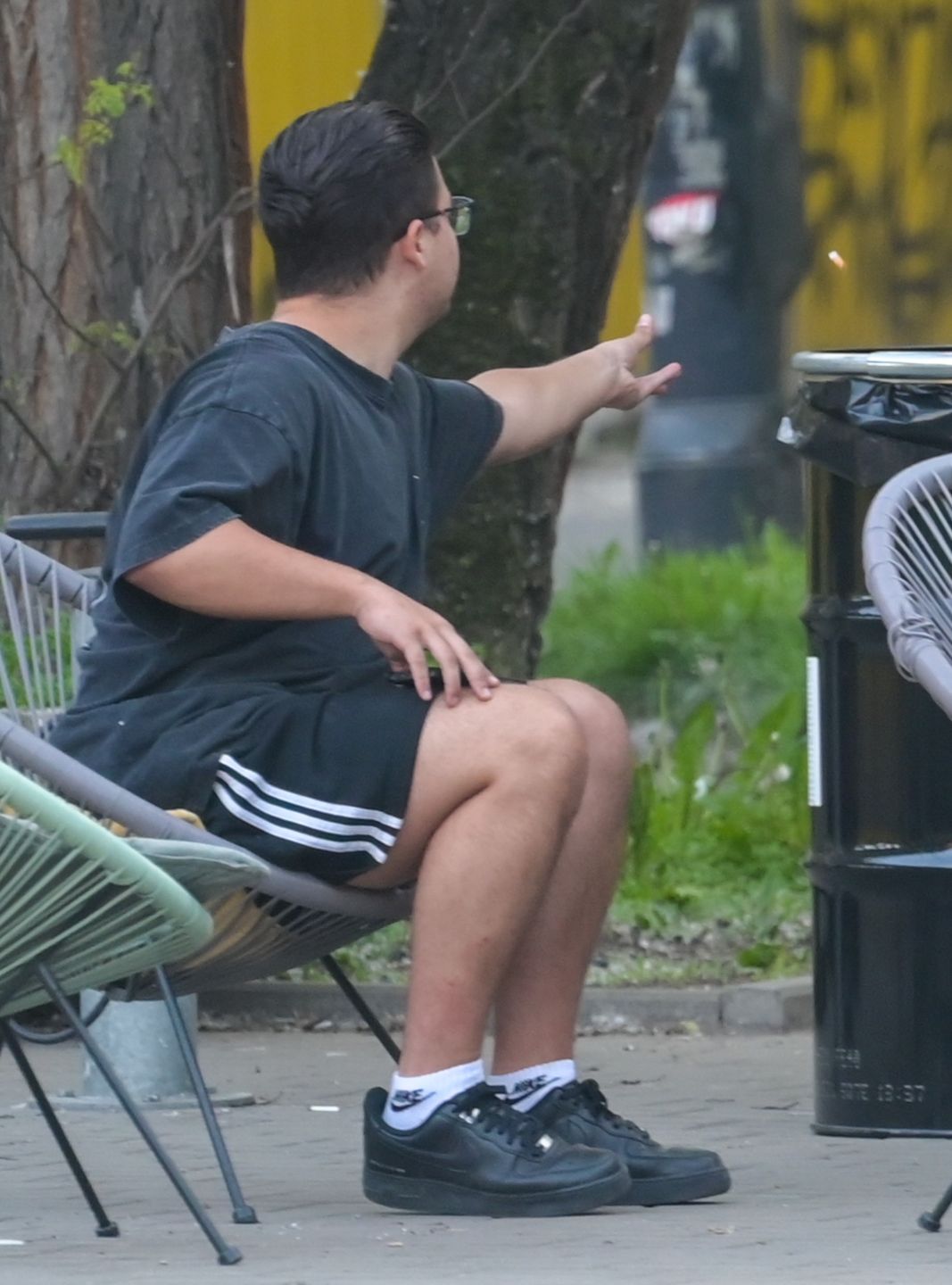 Allan Krupa sprzedaje kiełbaski w food trucku