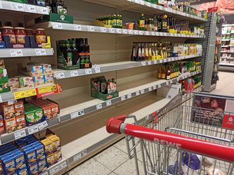 Brakuje Coca-Coli, kawy i ryżu. Puste półki w niemieckich sklepach