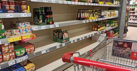 Brakuje Coca-Coli, kawy i ryżu. Puste półki w niemieckich sklepach