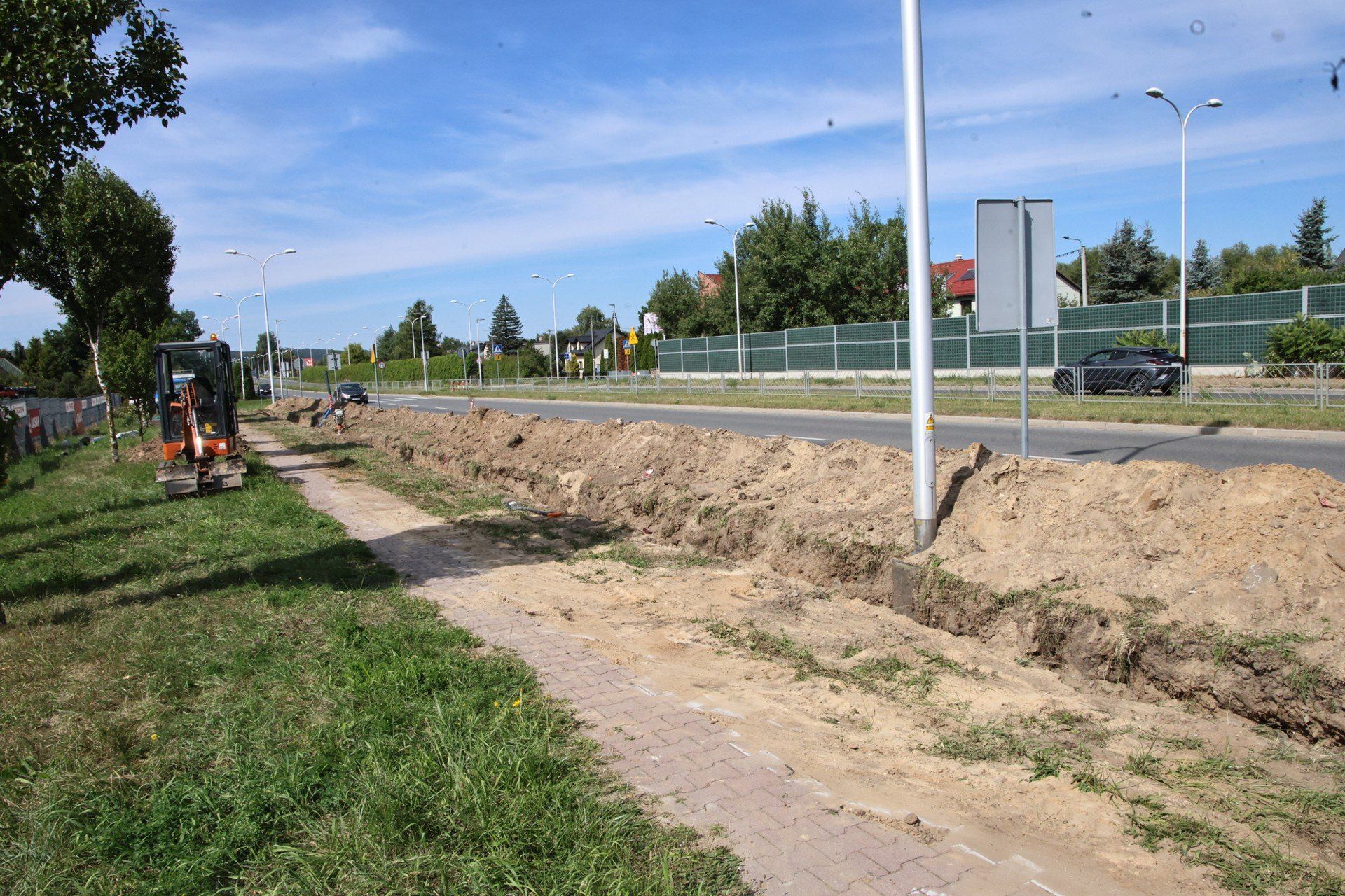 Ważnym elementem będzie także wykonanie nowego oznakowania poziomego i pionowego oraz instalacja urządzeń bezpieczeństwa ruchu, co zwiększy bezpieczeństwo wszystkich użytkowników drogi. Po zakończeniu prac odtworzone zostaną również zieleńce, co wpłynie pozytywnie na estetykę otoczenia.