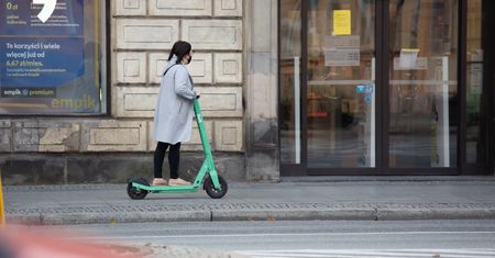 Nowe przepisy o hulajnogach elektrycznych wkrótce wejdą w życie. Oto, co się zmieni