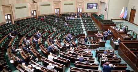 Sondaż. Zjednoczona Prawica "po przejściach" zyskuje w oczach wyborców