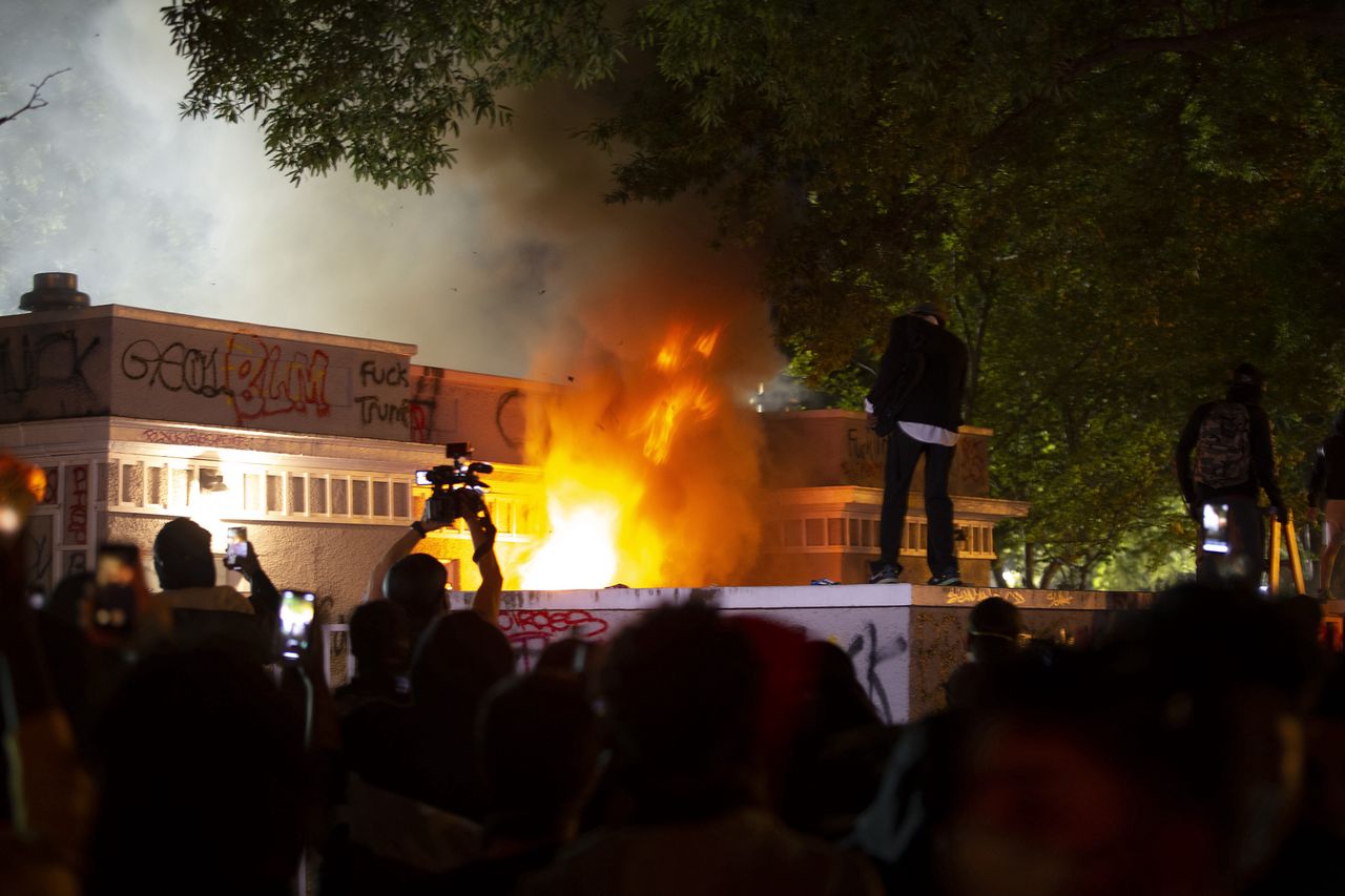 USA. Podczas nocnych protestów policjanci zastrzelili mężczyznę