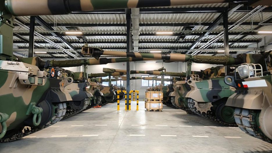 Polskie armatohaubice Krab w magazynie.