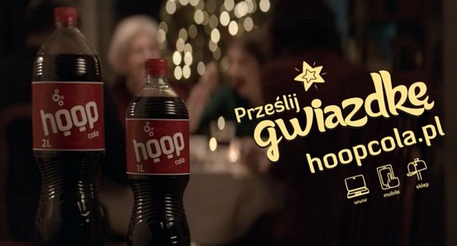 „Prześlij gwiazdkę” w bożonarodzeniowej kampanii reklamowej Hoop Coli (wideo)