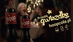 „Prześlij gwiazdkę” w bożonarodzeniowej kampanii reklamowej Hoop Coli (wideo)