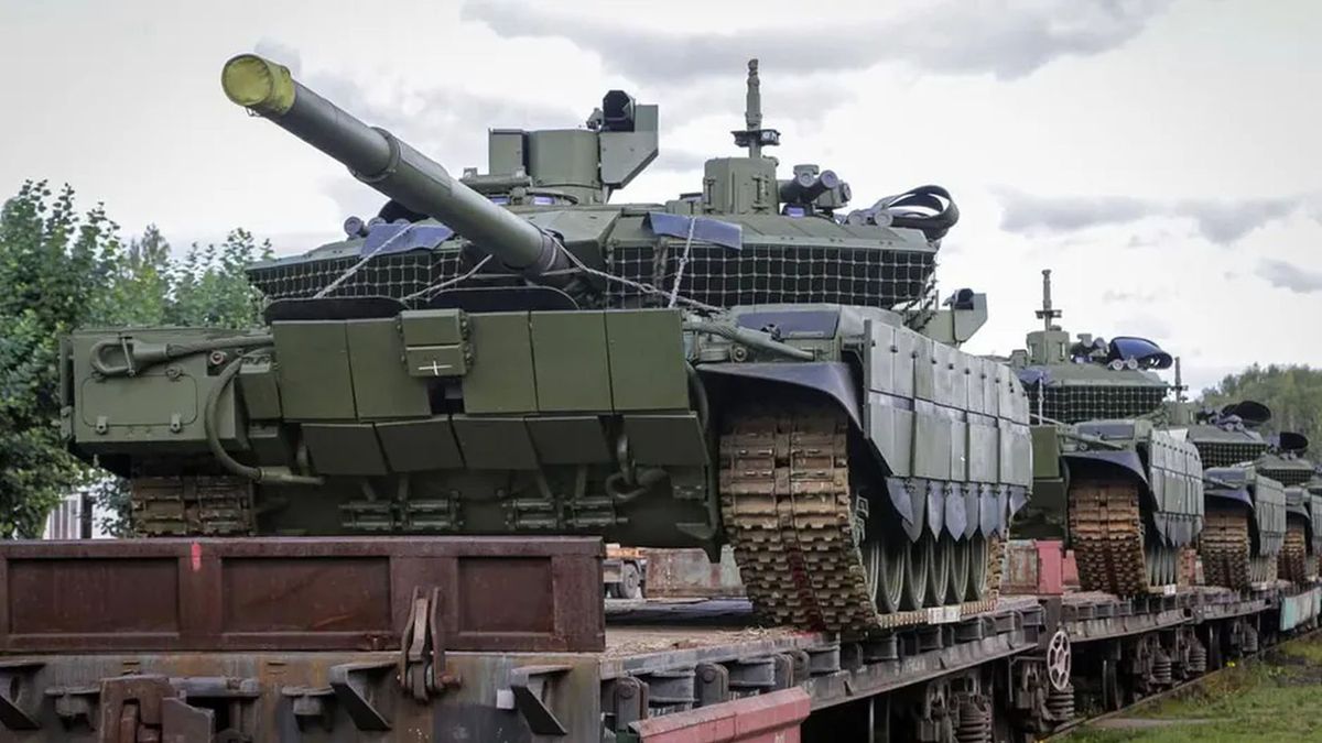 Czołgi T-90M w trakcie transportu kolejowego - zdjęcie poglądowe
