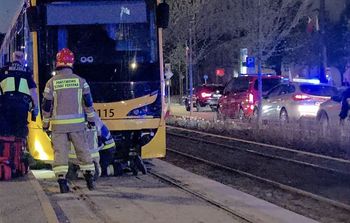 Problemy komunikacyjne w Warszawie. Wykoleił się tramwaj