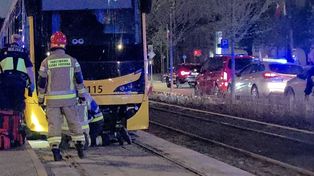 Problemy komunikacyjne w Warszawie. Wykoleił się tramwaj
