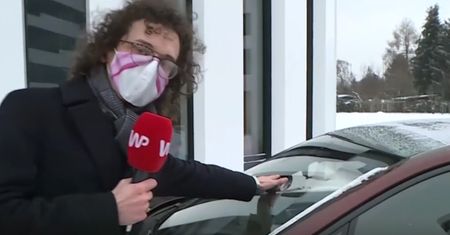 Te błędy popełnia zimą prawie każdy kierowca. Czego unikać przy odśnieżaniu i prowadzeniu, gdy spadnie śnieg?