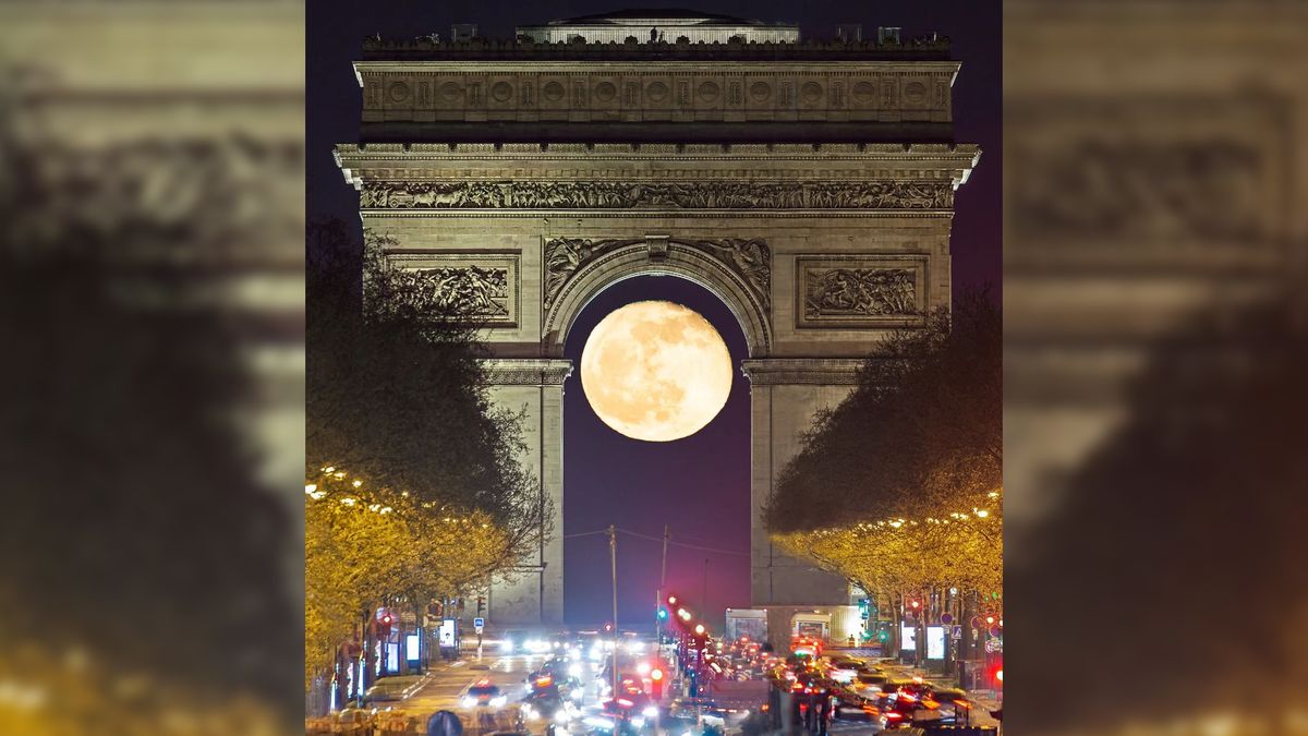 Łuk Triumfalny z wpisanym Księżycem.