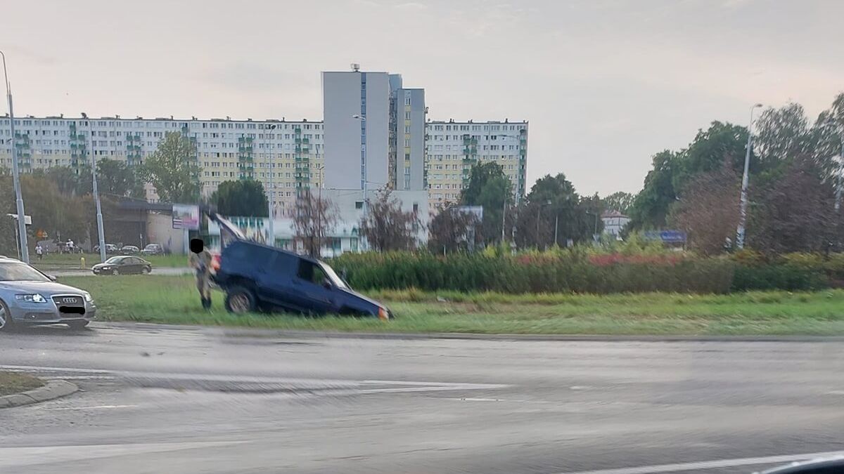 Na wyspie ronda Berbeckiego zapadła się ziemia pod jeepem