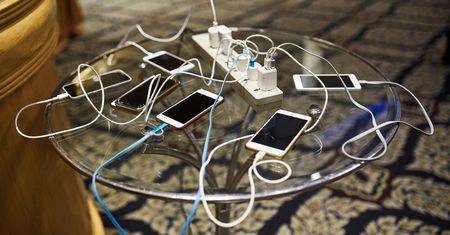 iPhone 12 bez ładowarek i słuchawek. Apple chce nas pocieszyć – obniża im ceny