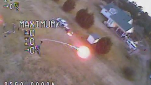 Widok z samolotu RC bombardowanego fajerwerkami (wideo) 1