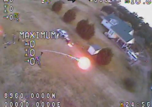 Widok z samolotu RC bombardowanego fajerwerkami (wideo)