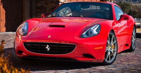 Nastolatkowie pozowali na masce Ferrari. Ich rodzice zapłacą teraz 6 tys. dolarów