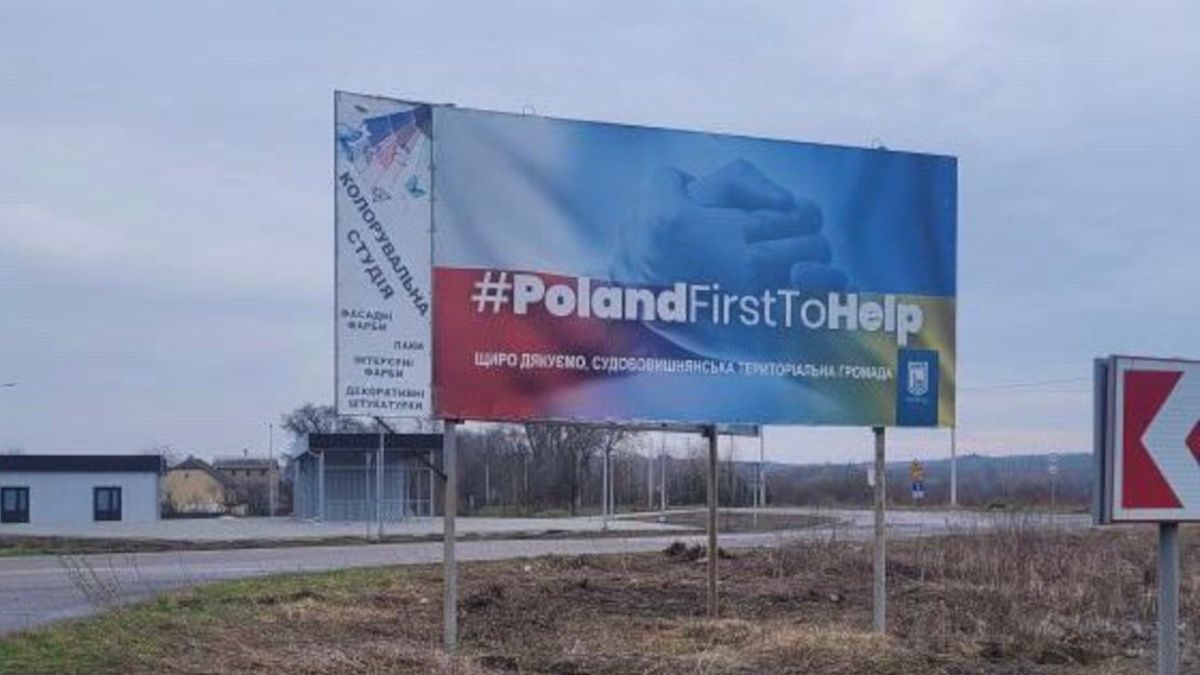Ukraiński baner z podziękowaniami dla Polaków w okolicach Lwowa