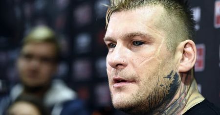 Popek "Król Albanii" przeprasza za kibiców. Pokazał zdjęcie z Dudą