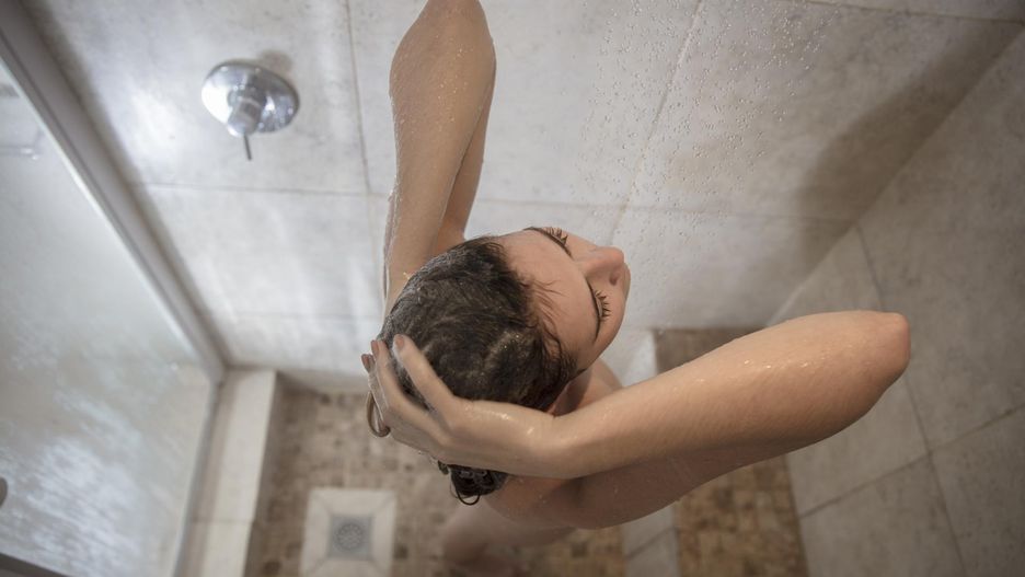 Gorący prysznic o poranku? Nie ma nic gorszego dla twojego organizmu