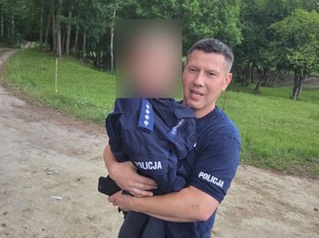 Iława: 3-latek oddalił się z posesji. Dziecko odnaleziono w lesie. 3 km od domu