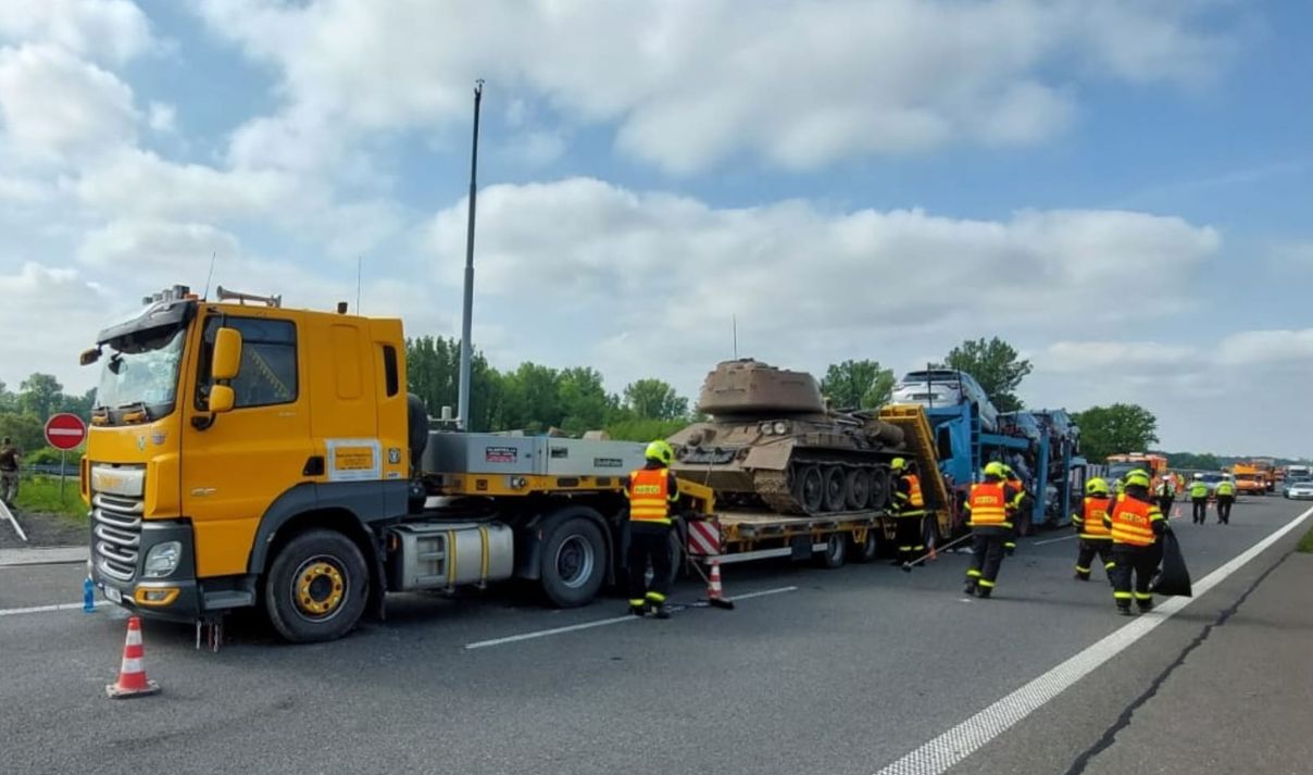 Wypadek z udziałem czołgu. Tragedia na autostradzie D1