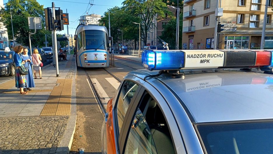 Pechowy dzień dla MPK Wrocław. Jeden tramwaj miał wypadek, a drugi się zepsuł