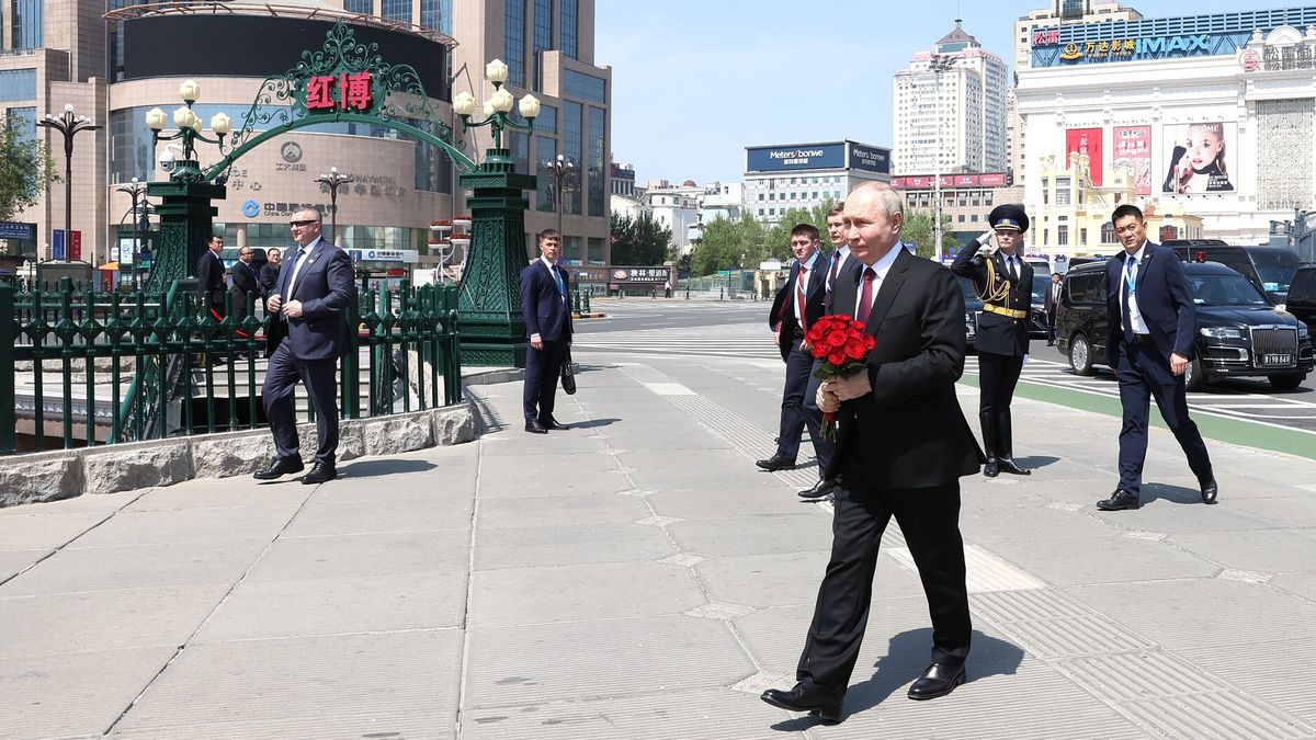 HARBIN, CHINA - MAY 17: (----EDITORIAL USE ONLY - MANDATORY CREDIT - 'ALEXANDER RYUMIN/ TASS/ KREMLIN PRESS OFFICE / HANDOUT' - NO MARKETING NO ADVERTISING CAMPAIGNS - DISTRIBUTED AS A SERVICE TO CLIENTS----) Russian President Vladimir Putin arrives to lay flowers at the Soviet Martyrs Monument who died in the battles for the liberation of Northeast China in Harbin, China on May 17, 2024. (Photo by Kremlin Press Office / Handout /Anadolu via Getty Images)