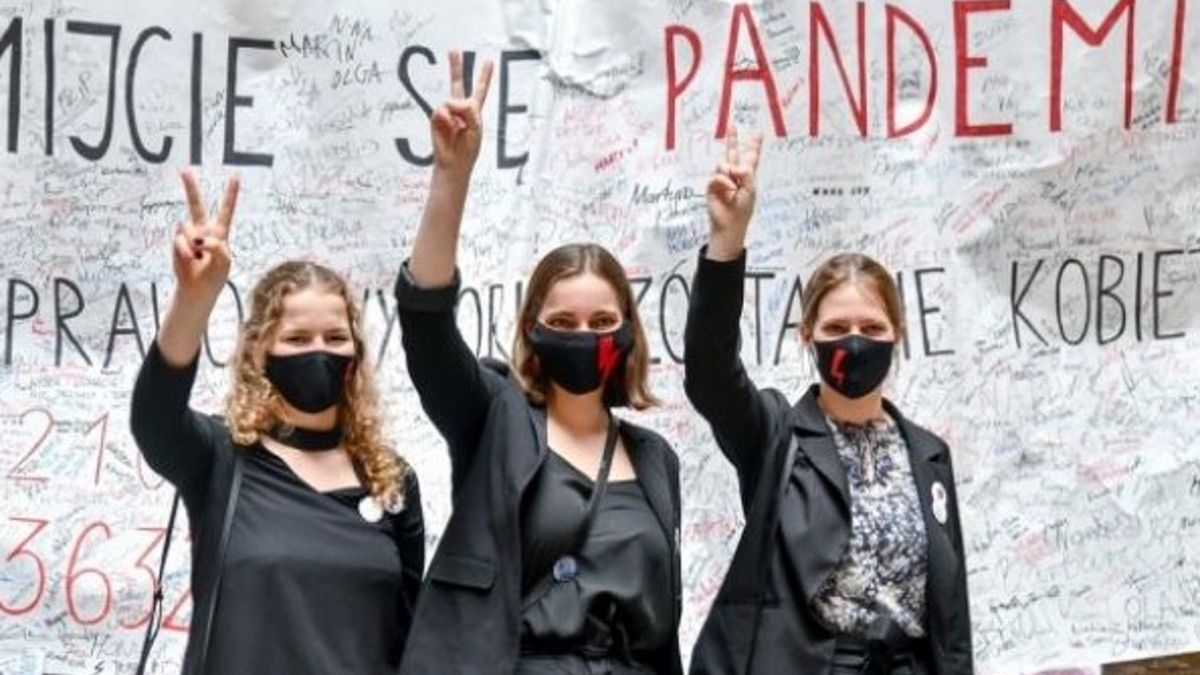 Aktywistki z transparentem, który trafił do muzeum