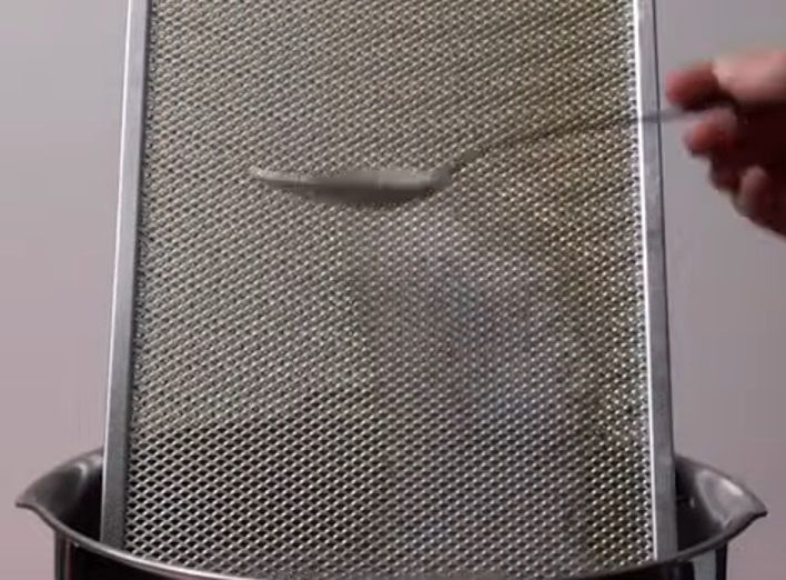 Okap w garnku, polewamy go sodą