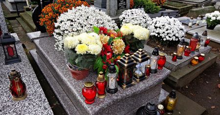 Nowoczesne stroiki na cmentarz 2022. Najciekawsze florystyczne ozdoby