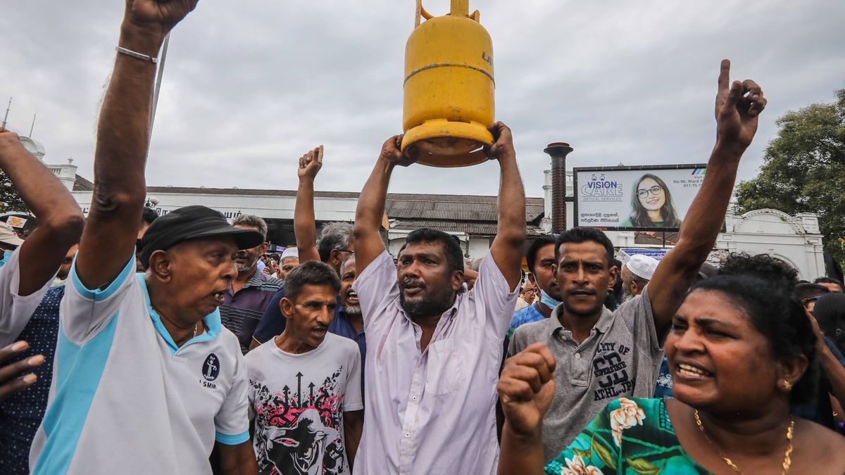 Main opposition party protest against President and PM over economic crisis in Sri Lanka
epa10043678 Supporters of the Sri Lankan main opposition party Samagi Jana Balawegaya (SJB) shout slogans during a protest calling for the resignation of the president and PM over the alleged failure to address the worsening economic crisis in Colombo, Sri Lanka, 30 June 2022. Protests have been rocking the country for over two months as Sri Lanka faces its worst-ever economic crisis in decades due to the lack of foreign reserves, resulting in severe shortages in food, fuel, medicine, and imported goods.  EPA/CHAMILA KARUNARATHNE 
Dostawca: PAP/EPA.
CHAMILA KARUNARATHNE