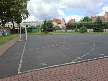 Grodzisk Wielkopolski: Dyskusja w sprawie planów modernizacji boiska przy grodziskim "Słowaku". Asfaltowa nawierzchnia budzi wątpliwości części radnych