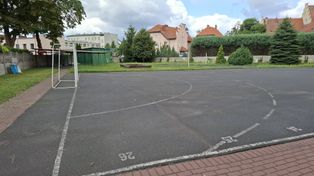 Grodzisk Wielkopolski: Dyskusja w sprawie planów modernizacji boiska przy grodziskim "Słowaku". Asfaltowa nawierzchnia budzi wątpliwości części radnych