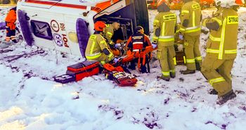 Ludwików: Wypadek karetki pogotowia. Na miejscu LPR i służby ratunkowe