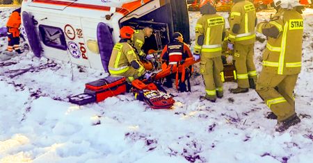 Tragiczny wypadek karetki pogotowia. Nie żyje kierowca, 3 osoby w szpitalach