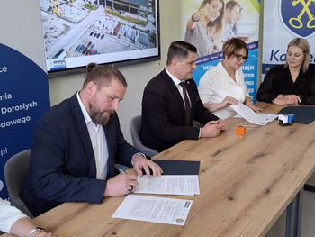 Zespół Szkół Ponadpodstawowych w Kamieńsku podpisał umowę o współpracy z firmą Consolis