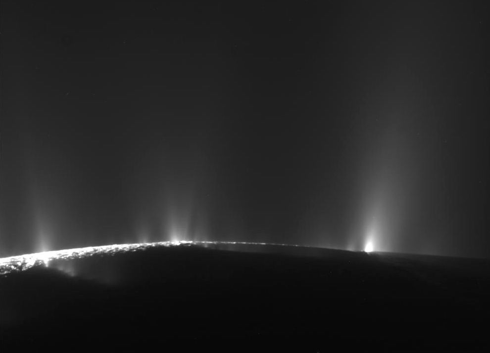 Kolejna panorama okolic enceladusjańskiego bieguna południowego z szeregiem lodowych wulkanów. Zjawisko kriowulkanizmu na Enceladusie jest jednym z wielu odkryć dokonanych przez sondę Cassini. Przypuszcza się, że zaledwie kilka metrów pod powierzchnią księżyca może znajdować się woda w stanie ciekłym. To z kolei rodzi nadzieję znalezienia tam prymitywnych form życia.