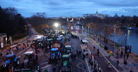 Rolnicy na traktorach w Paryżu. Protest przeciw umowie UE z Mercosurem