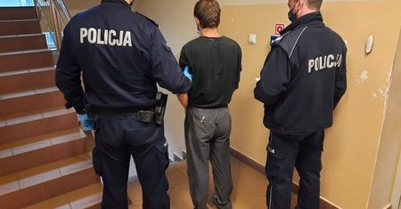 Podawał fałszywe dane, bo był poszukiwany. Wpadł podczas kontroli drogowej