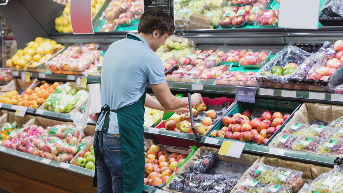 Sklep; pracownik sklepu; zakupy; handel; warzywa; owoce