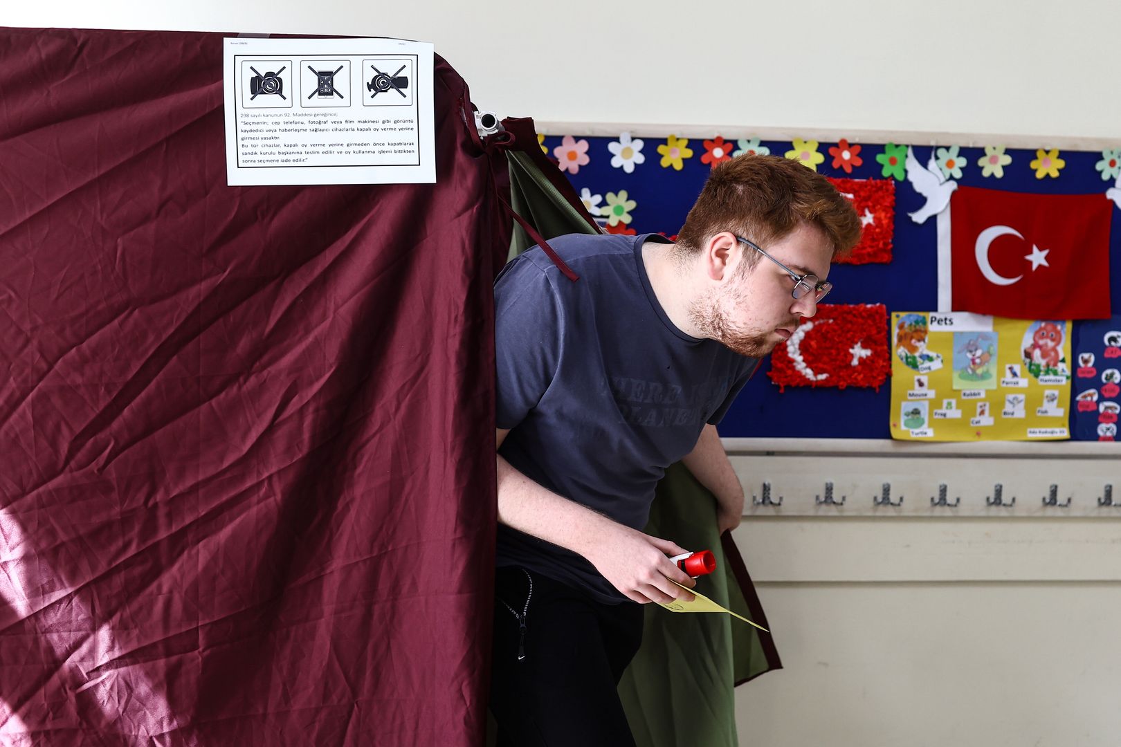 epaselect epa10659411 A man casts his ballot as he votes at a polling station in Ankara, Turkey, 28 May 2023. General elections had been held in Turkey on 14 May, where none of the candidates exceeded the 50 percent mark in the first round. The second round of presidential elections between Turkish President Recep Tayyip Erdogan and his challenger Kemal Kilicdaroglu, the leader of the opposition Republican People's Party (CHP), is held 28 May. EPA/SEDAT SUNA Dostawca: PAP/EPA.