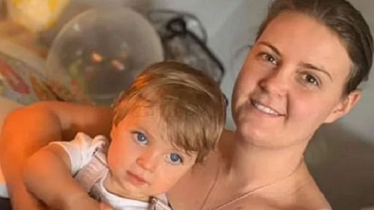 Mała Star ze swoją macochą, która się nad nią znęcała.