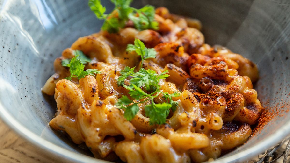 Kremowy makaron z karmelizowaną cebulką jest pyszny