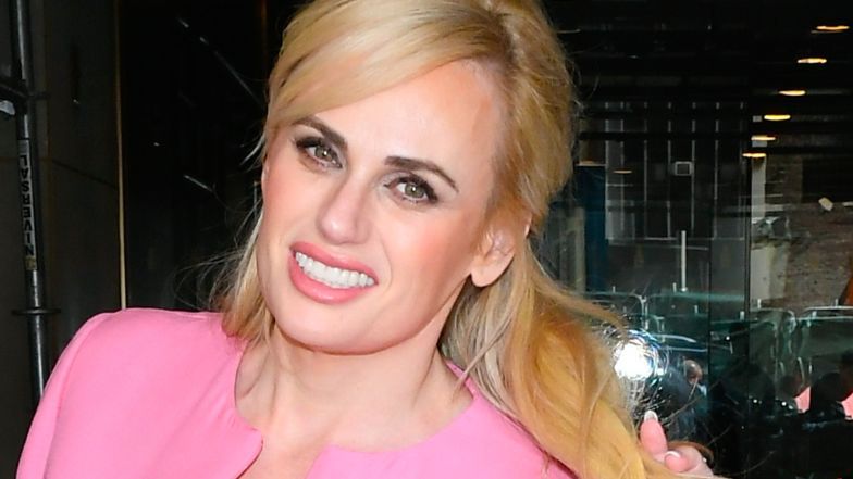 Rebel Wilson pozuje w stroju kąpielowym na wakacjach, dumnie przyznając: "Przytyłam 3 kilogramy" 