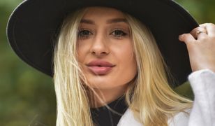 Pozuje w fantazyjnej bieliźnie. Zapadka rozpala wyobraźnię