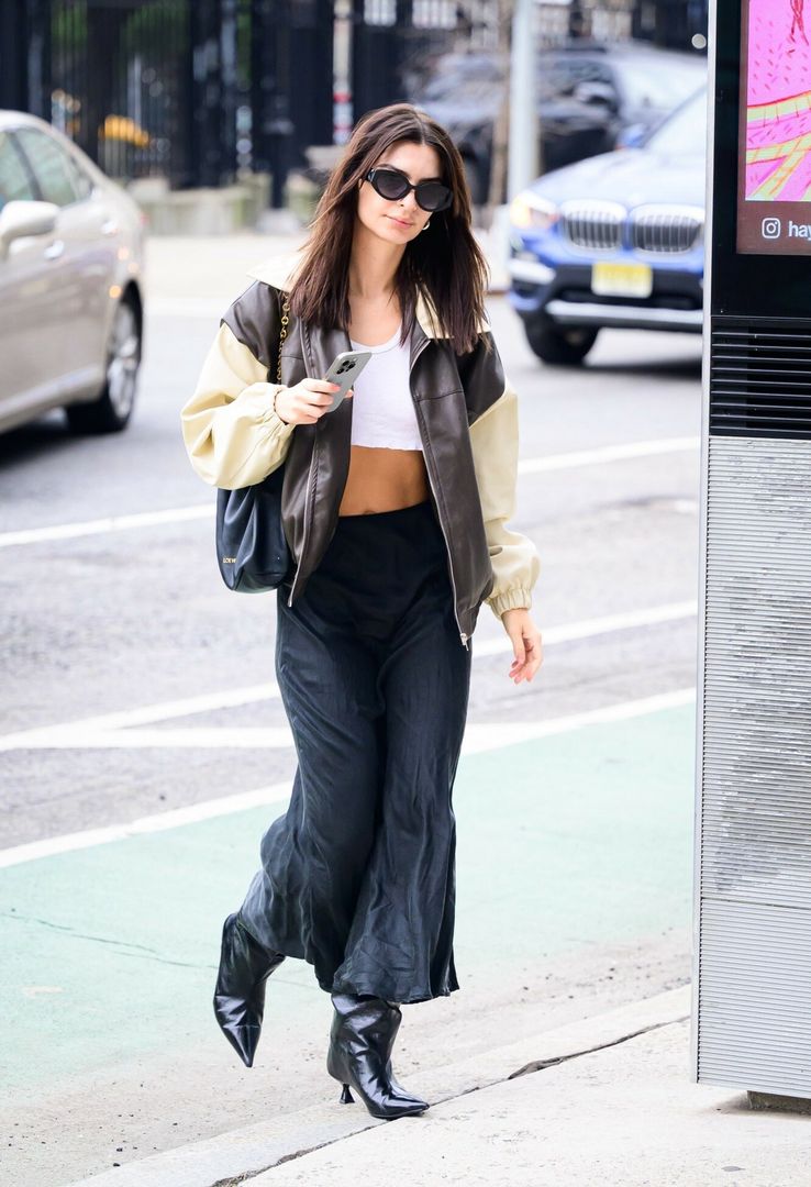 Emily Ratajkowski w krótkim topie i spódnicy 