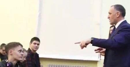 Chłopak powiedział o zdanie za dużo. Szokująca reakcja urzędnika w Rosji